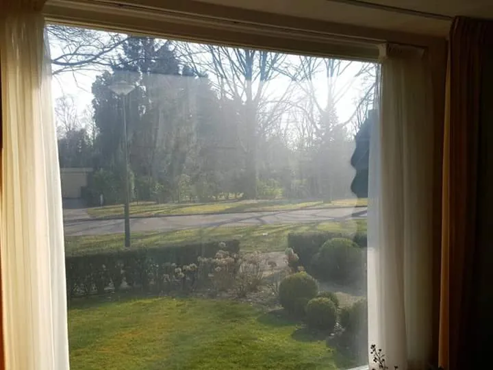 Blinde Fensterscheibe vor der Sanierung