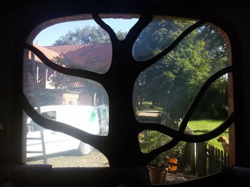 Projekt 7: blinde, verschmutzte Fensterscheibe vor der Sanierung