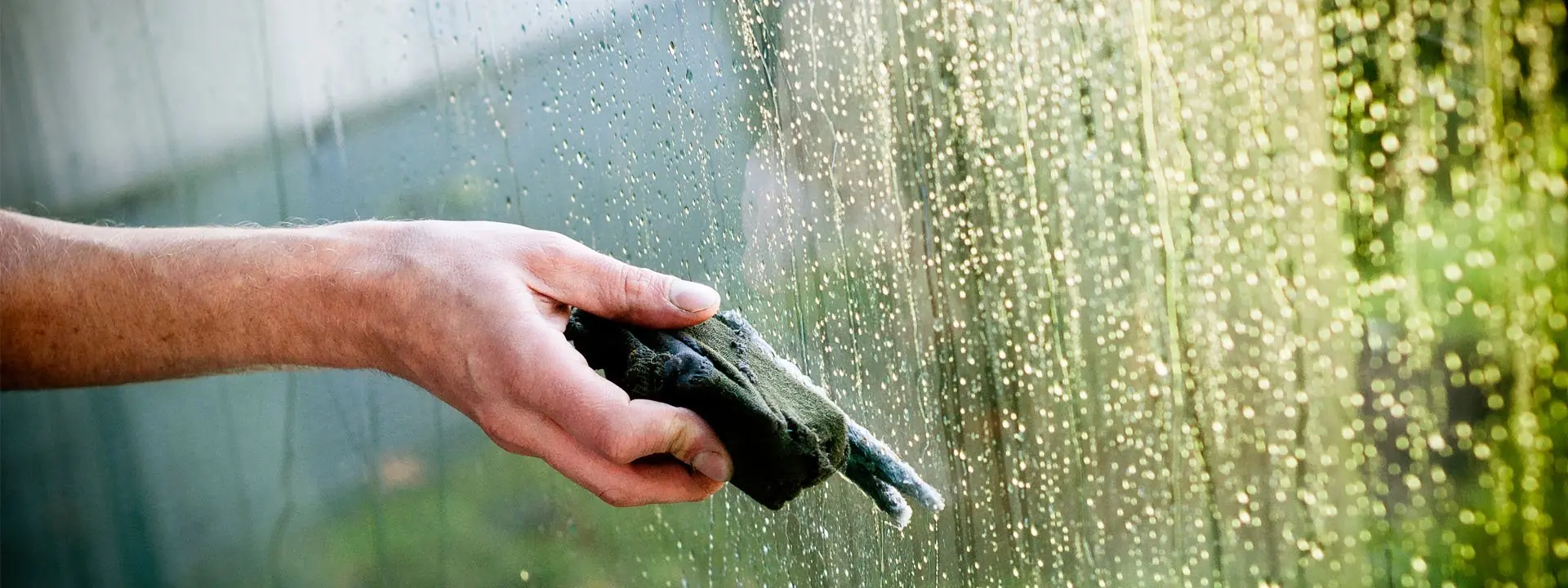 Klare, sanierte Fensterscheibe nach der Isolierglassanierung
