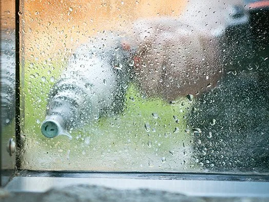 Schritt 1: Anbohren bei der Isolierglassanierung