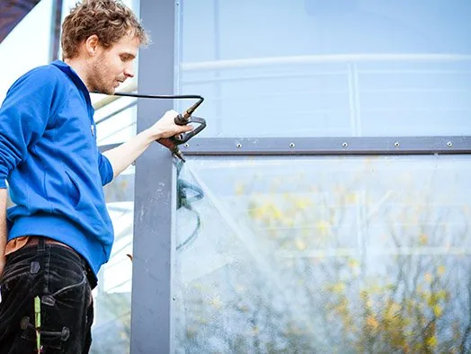 Schritt 2: Ausspülen bei der Isolierglassanierung