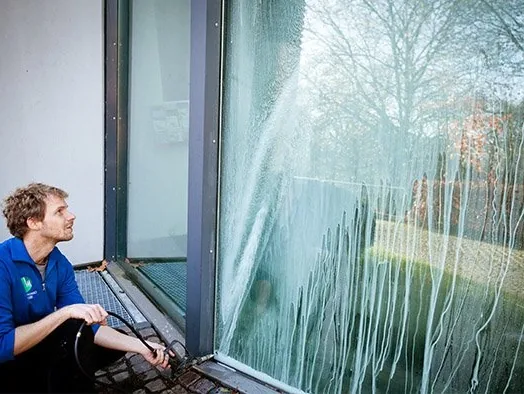 Schritt 3: Aufschäumen bei der Isolierglassanierung